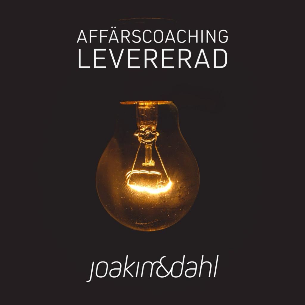 Glödlampa med texten 'Affärscoaching levererad' i en mörk bakgrund, med Joakim Dahl logotyp.