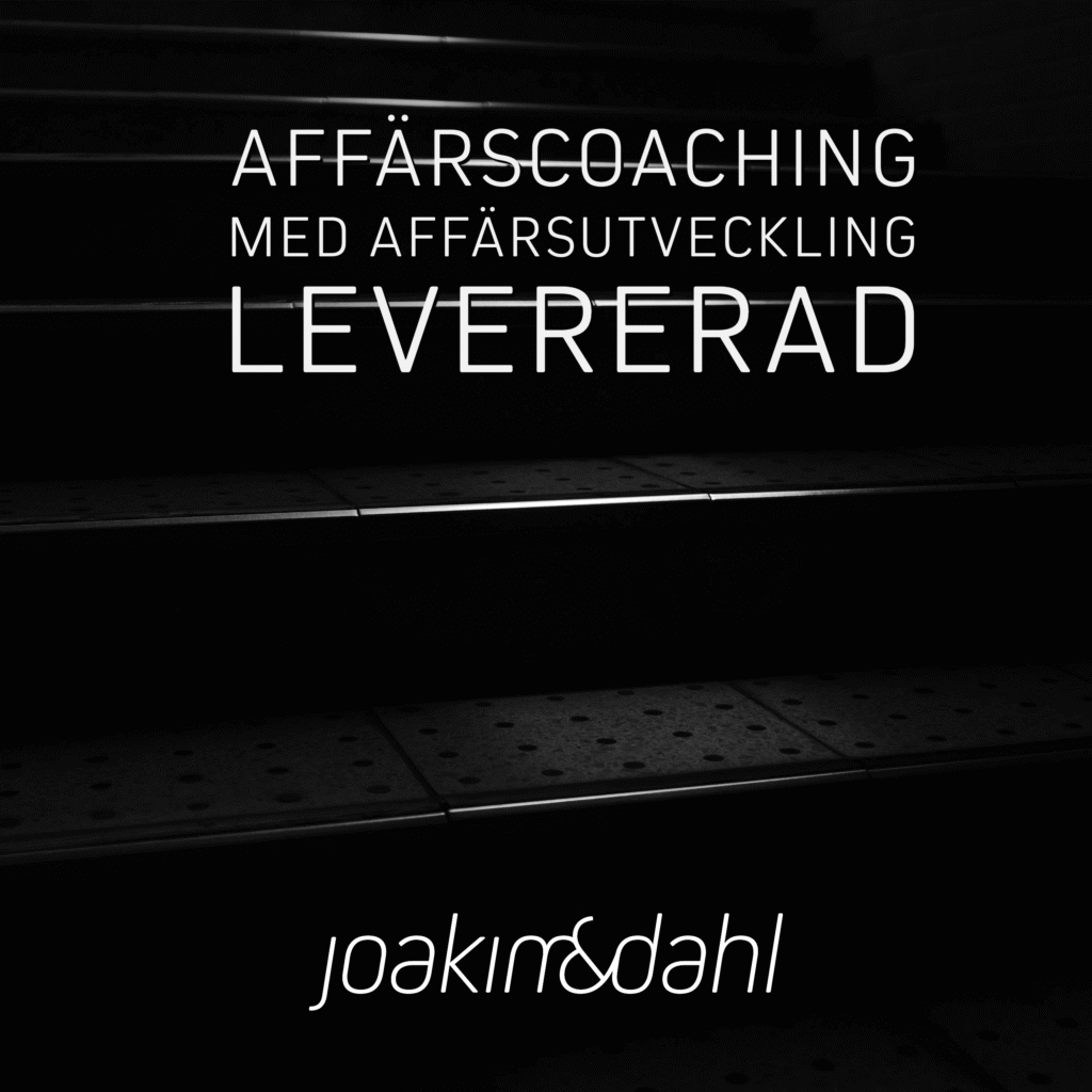 Svartvitt motiv med texten 'Affärscoaching med affärsutveckling levererad' på en trappa.