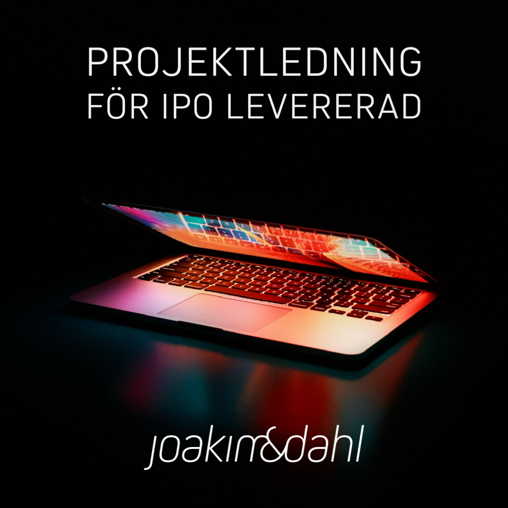 Laptop med färgglad bakgrund och texten 'Projektledning för IPO levererad' i vit stil.