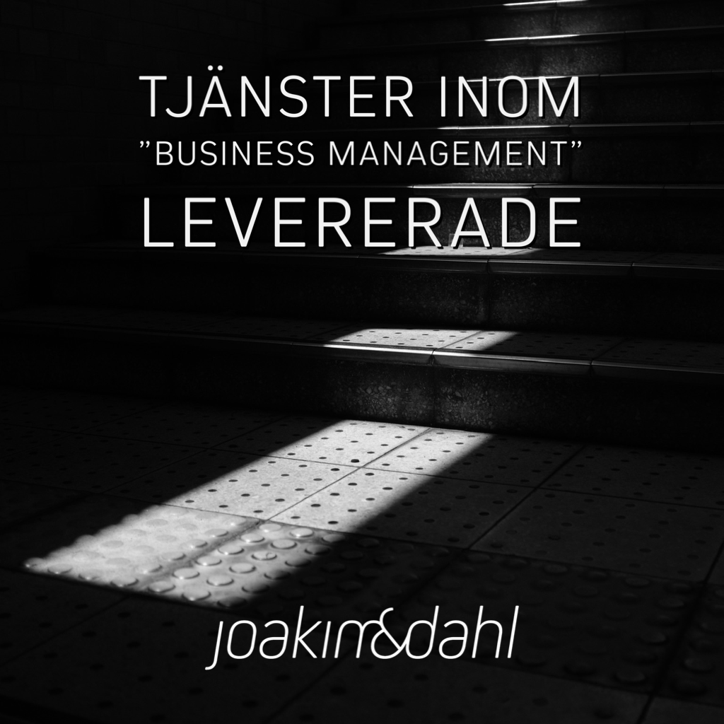 Svartvitt bild med texten 'Tjänster inom Business Management Levererade' och skuggor från ljusstrålar.