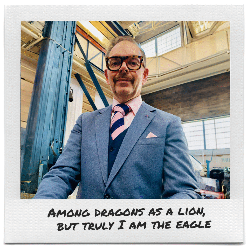 En man i kostym med citat.