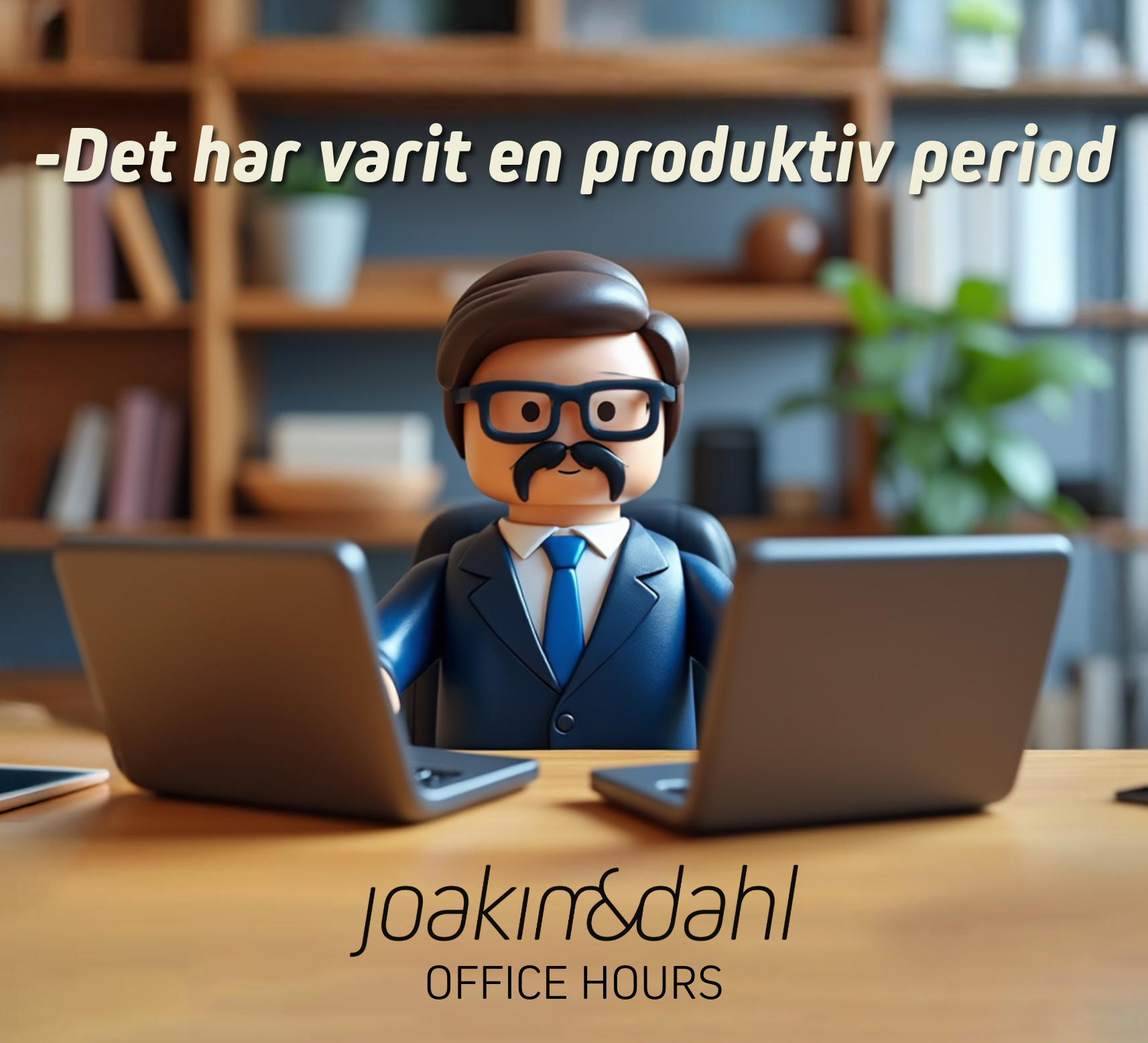 En leksaksfigur av en man i kostym med glasögon som sitter vid två datorer på ett skrivbord.