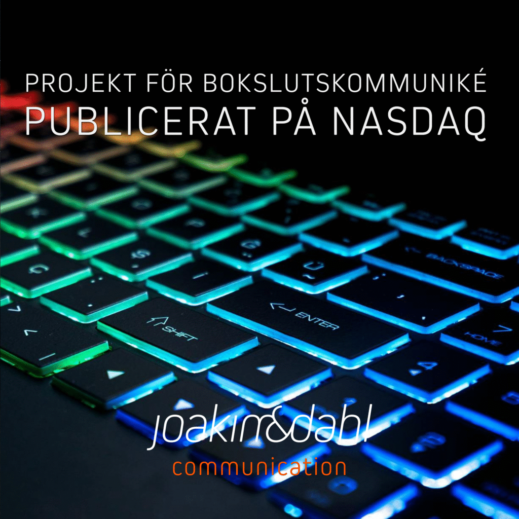 Tangentbord med färgglada bakgrundsbelysningar och texten 'Projekt för bokslutskommuniké publicerat på Nasdaq'.