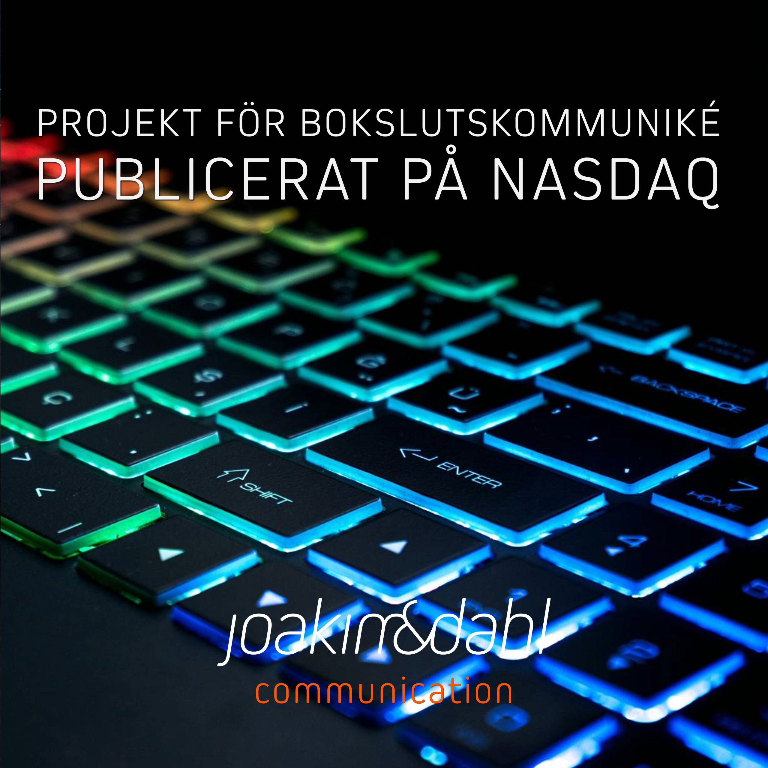 Tangentbord med färgglada bakgrundsbelysningar och texten 'Projekt för bokslutskommuniké publicerat på Nasdaq'.