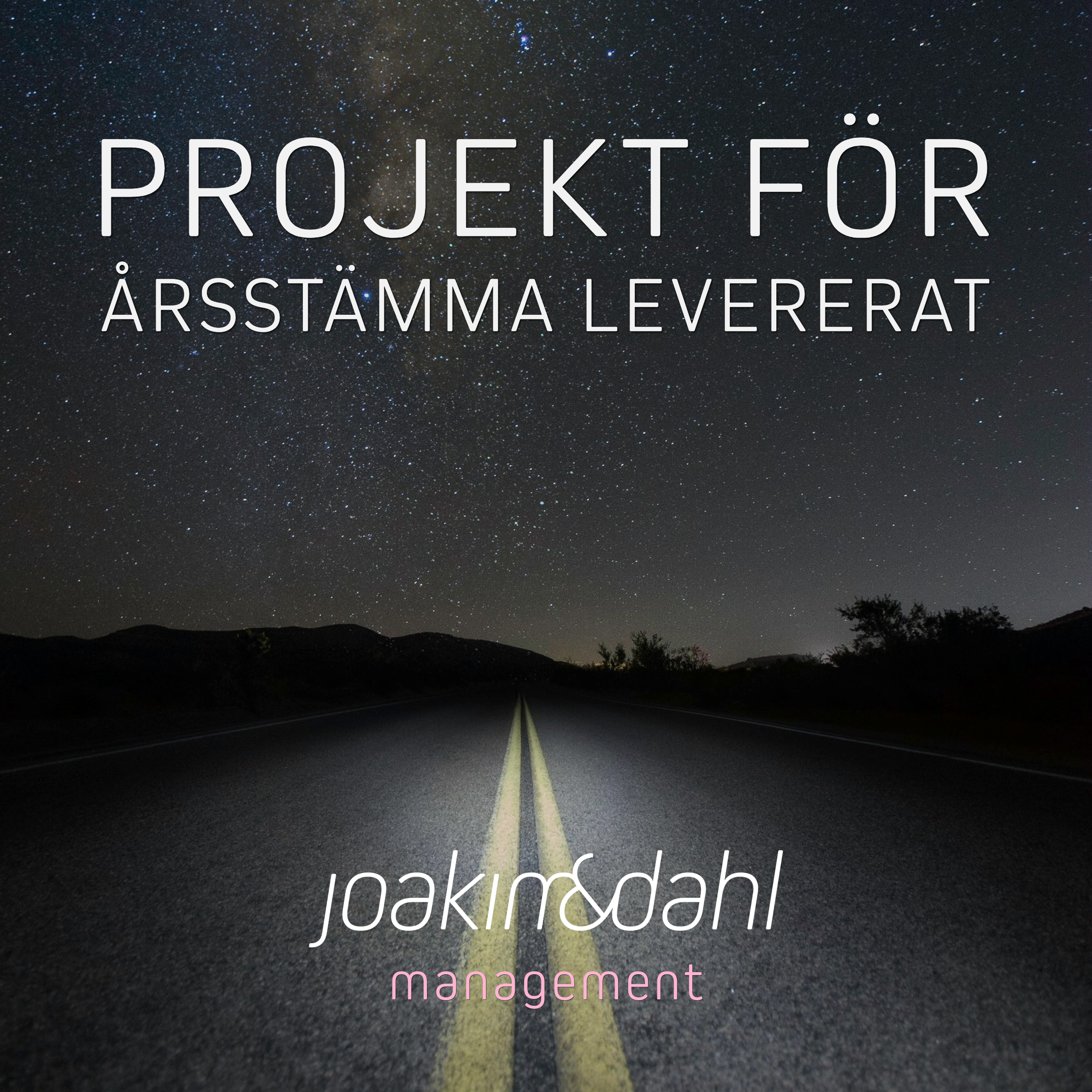 Mörk väg under stjärnig himmel med texten 'Projekt för årsstämma levererat' och logotypen för Joakim Dahl Management.
