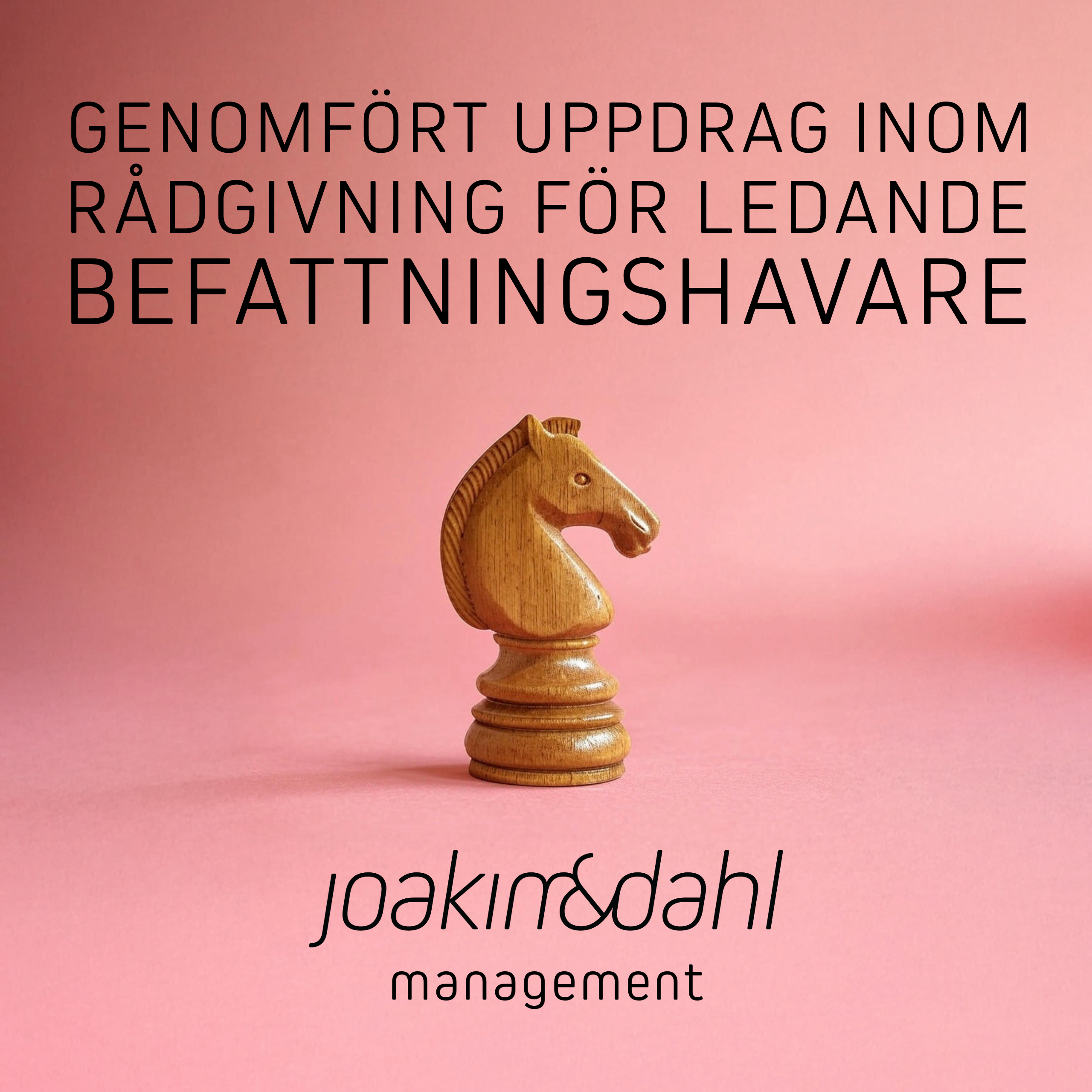 Träschackpjäs i form av en häst på rosa bakgrund med text om genomfört uppdrag inom rådgivning för ledande befattningshavare.