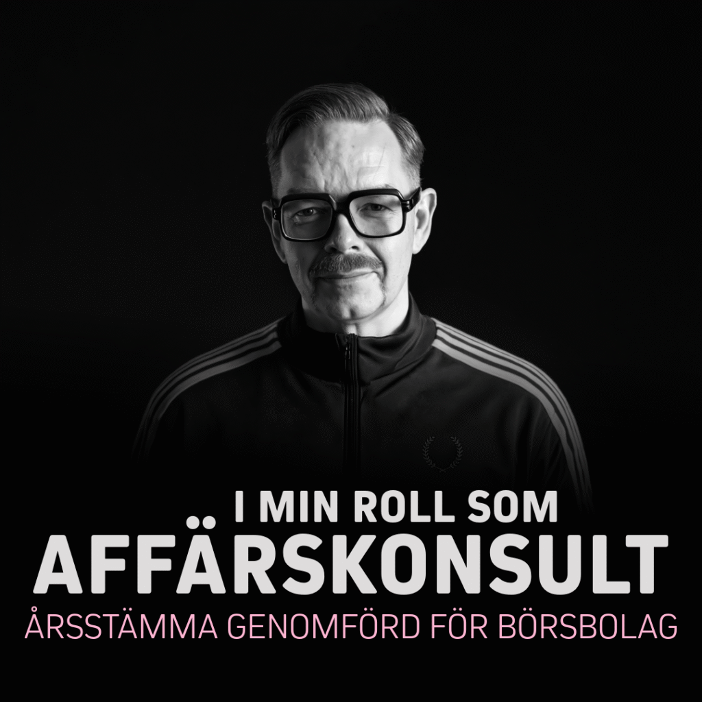 Affärskonsult med glasögon och mustasch, klädd i svart jacka, framför en mörk bakgrund.