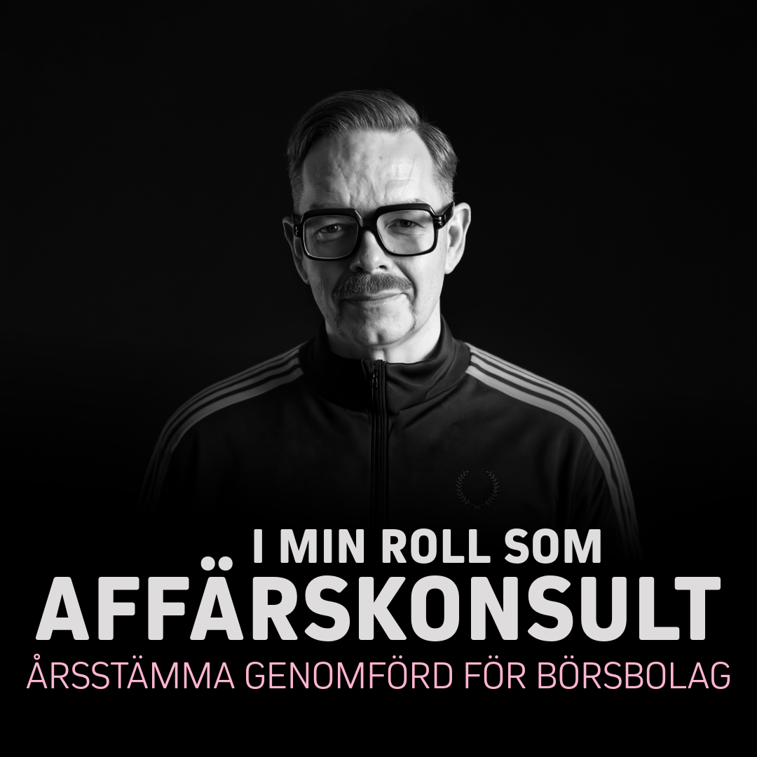 Affärskonsult med glasögon och mustasch, klädd i svart jacka, framför en mörk bakgrund.