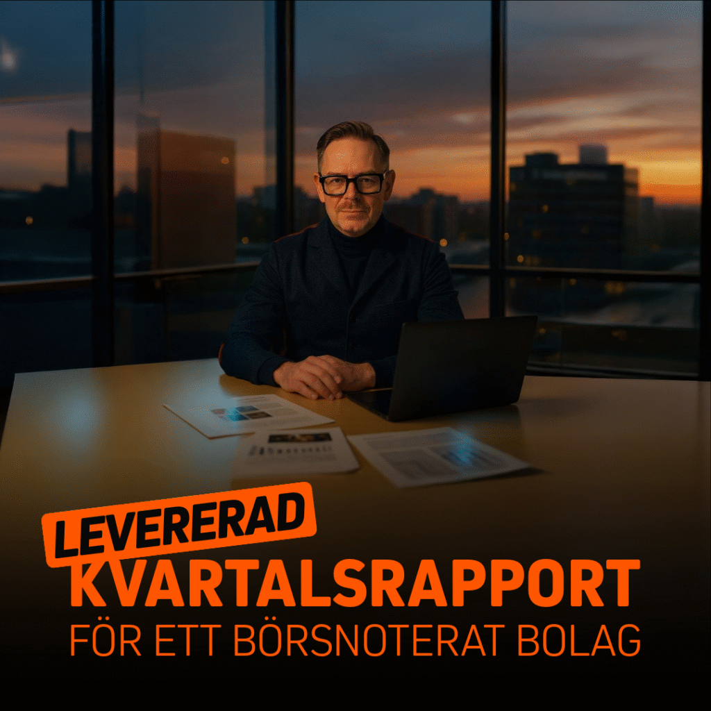 Mann sitter vid skrivbord med dator.