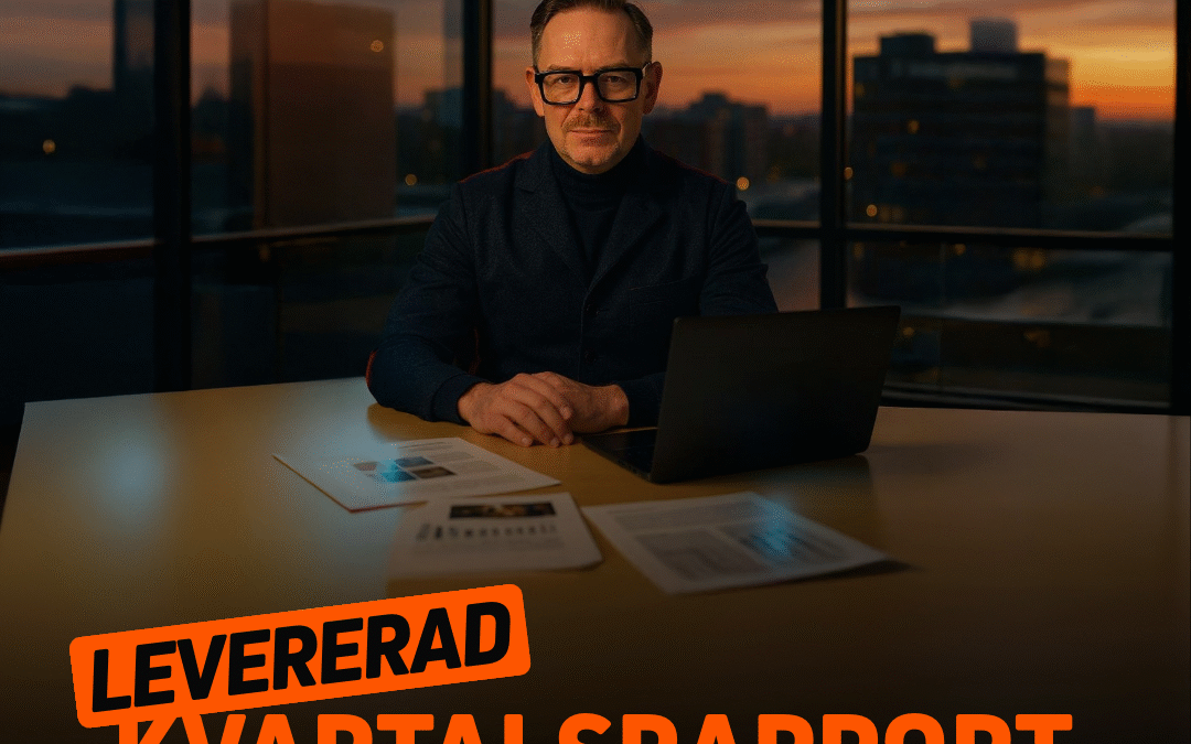 Mann sitter vid skrivbord med dator.