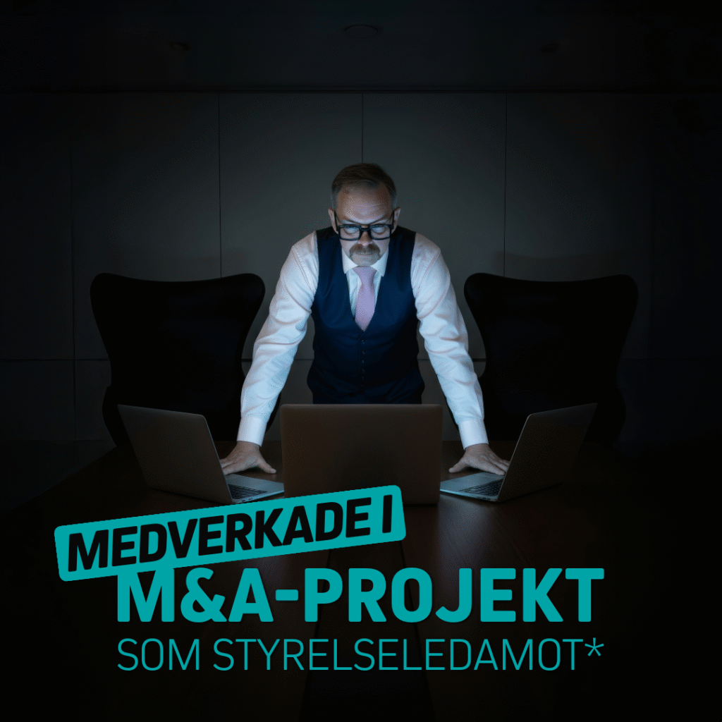 Mörk kontorsmiljö med datorer.