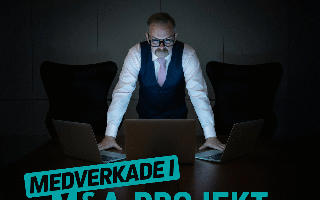 Mörk kontorsmiljö med datorer.