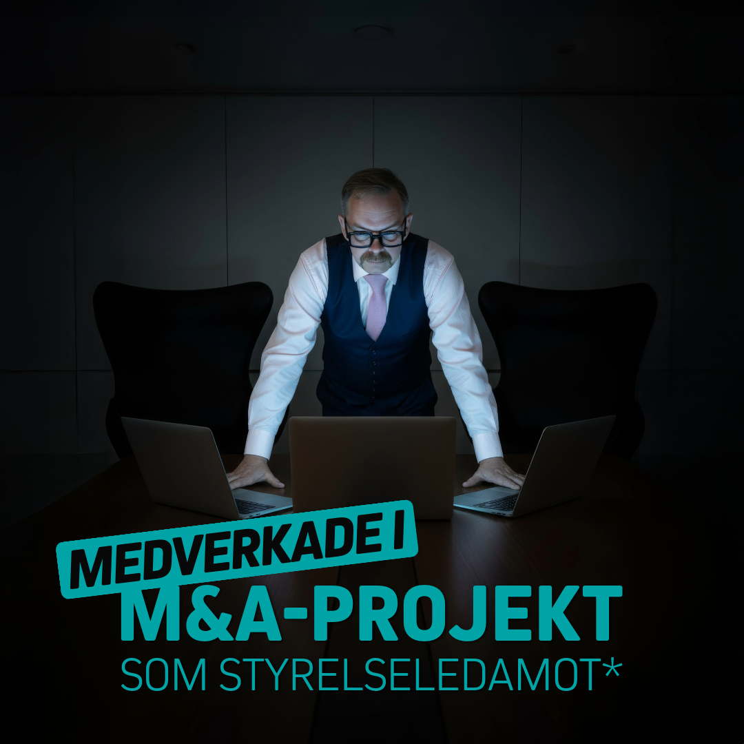 Mörk kontorsmiljö med datorer.