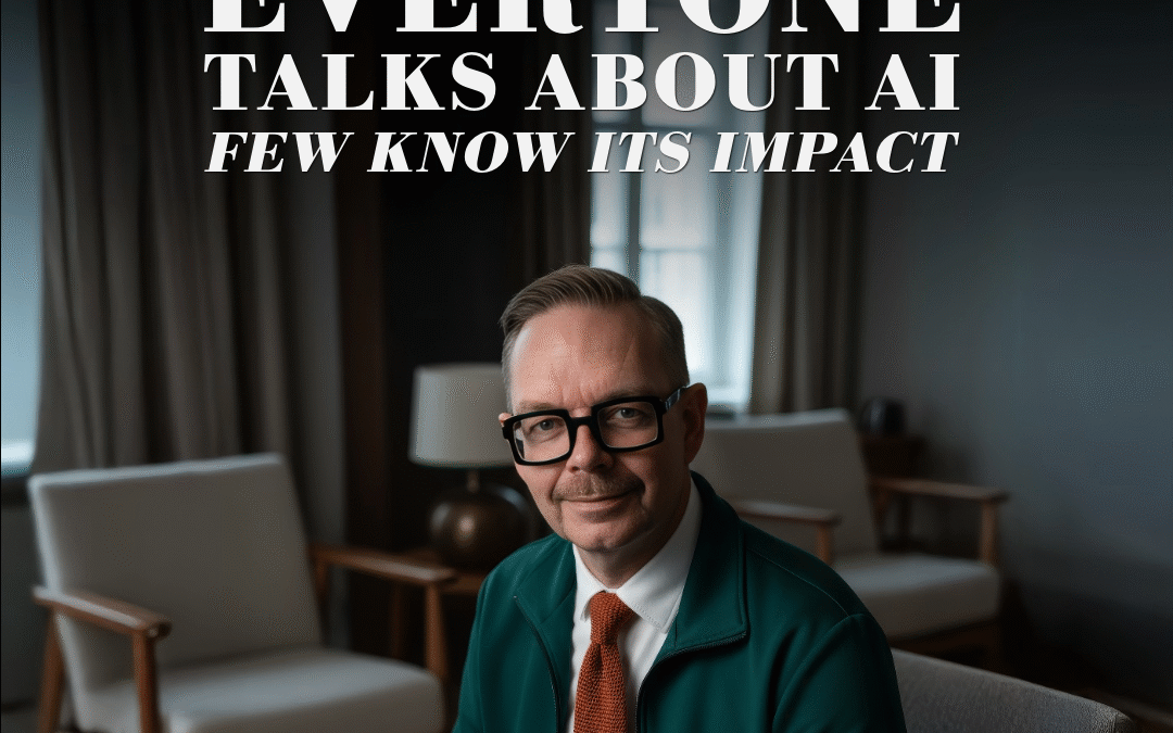 Man i grön jacka och glasögon sitter med en laptop i en kontorsmiljö.