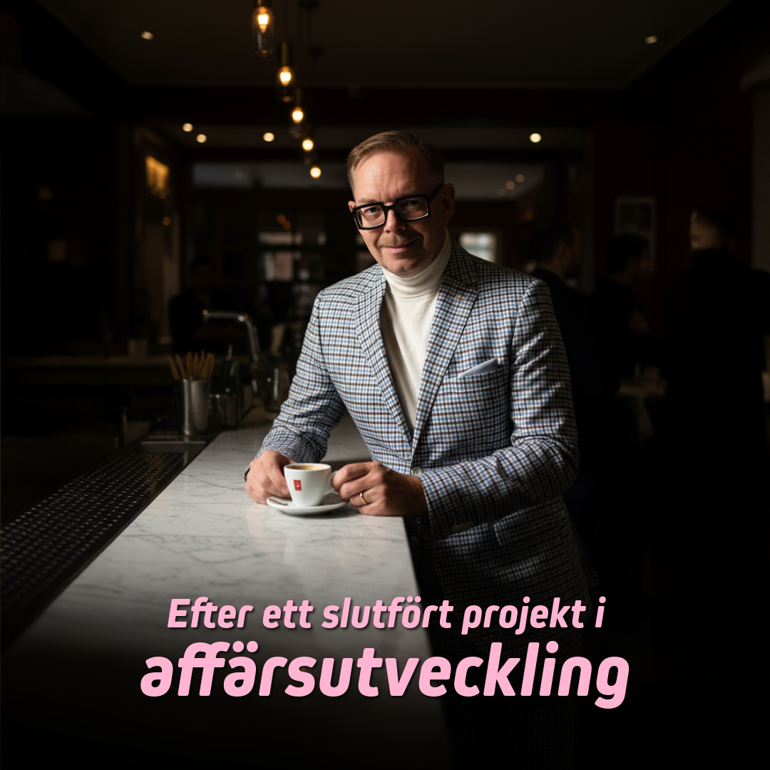 Man i kostym står vid en marmorbar med en kaffekopp i handen.