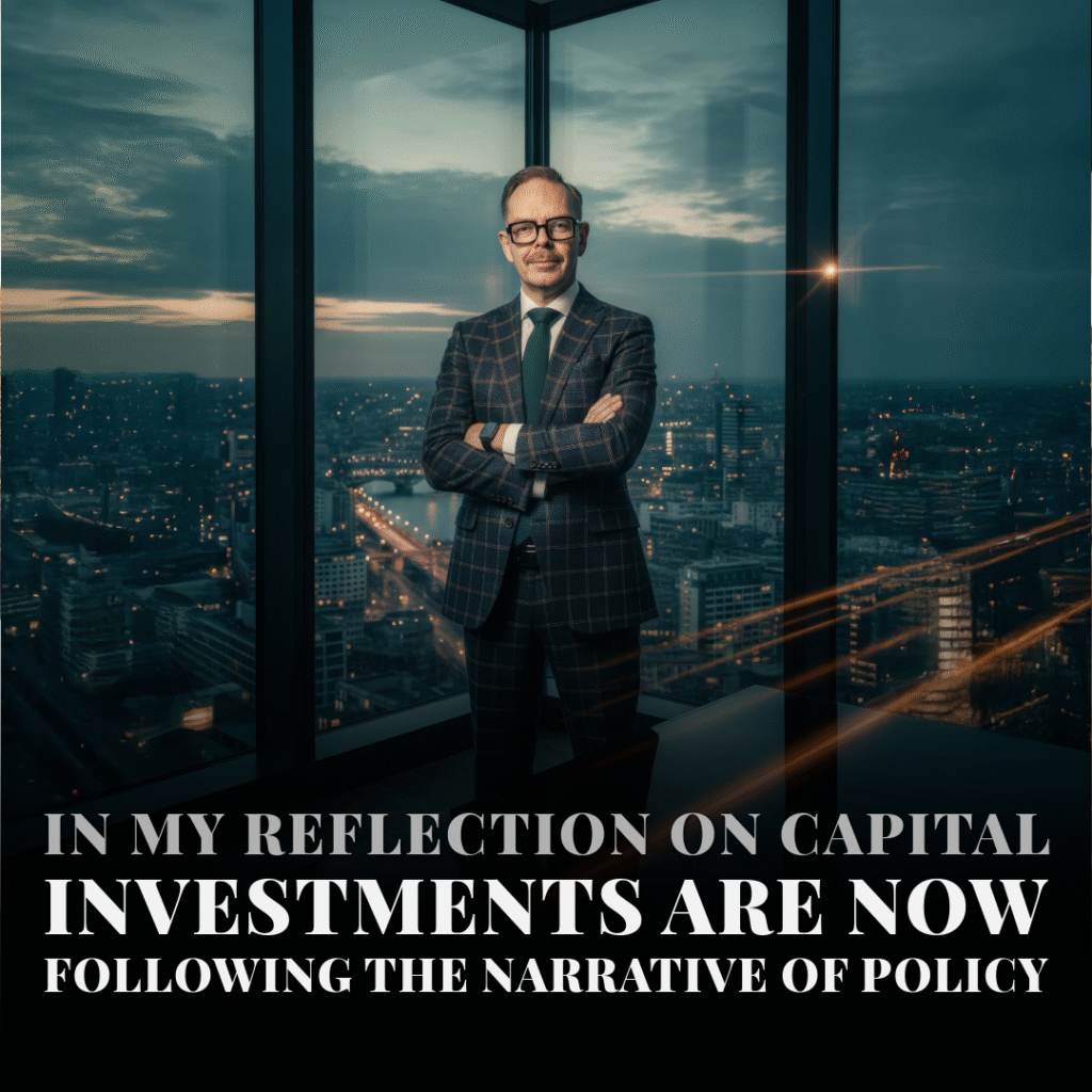 Affärskonsult i kostym står med armarna i kors framför ett stort fönster med stadsvy.