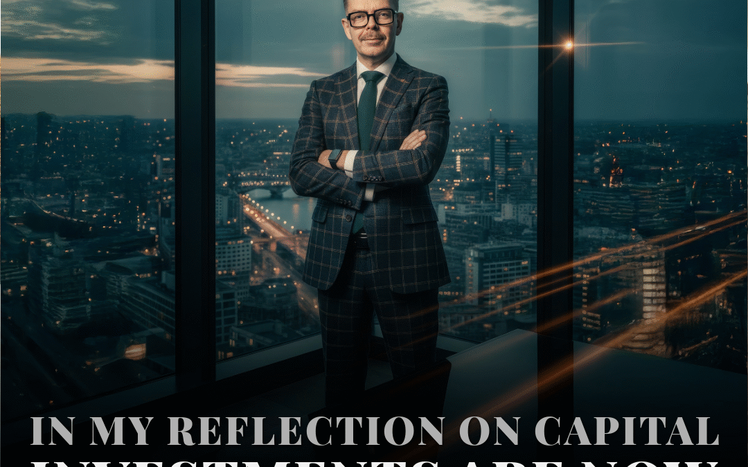 Affärskonsult i kostym står med armarna i kors framför ett stort fönster med stadsvy.