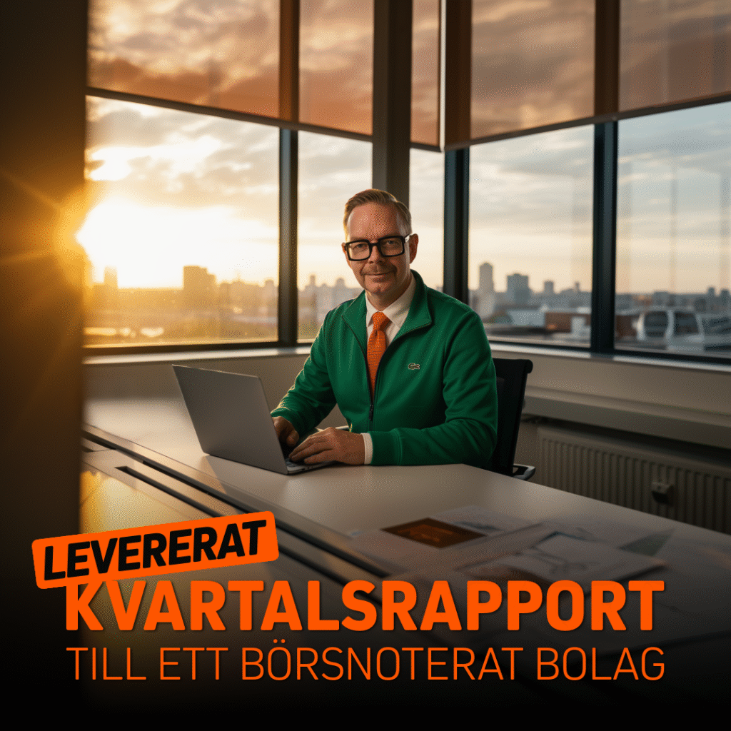 Man i grön tröja sitter vid skrivbord med laptop och levererar kvartalsrapport till ett börsnoterat bolag.