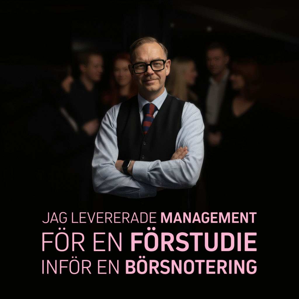 En man i kostym och glasögon står med armarna i kors framför en mörk bakgrund.