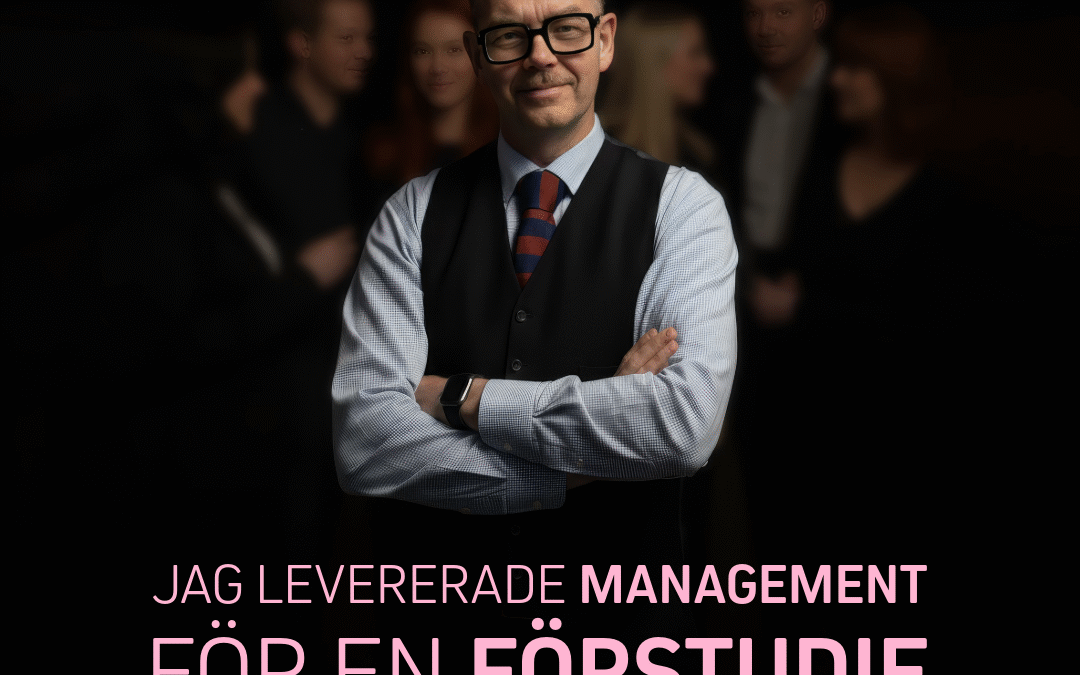 En man i kostym och glasögon står med armarna i kors framför en mörk bakgrund.