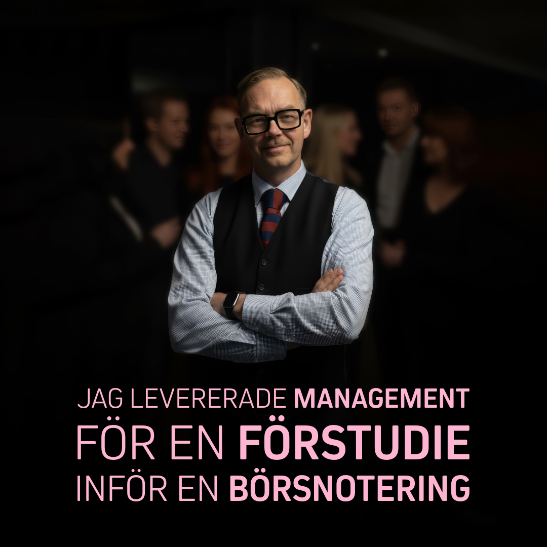 En man i kostym och glasögon står med armarna i kors framför en mörk bakgrund.