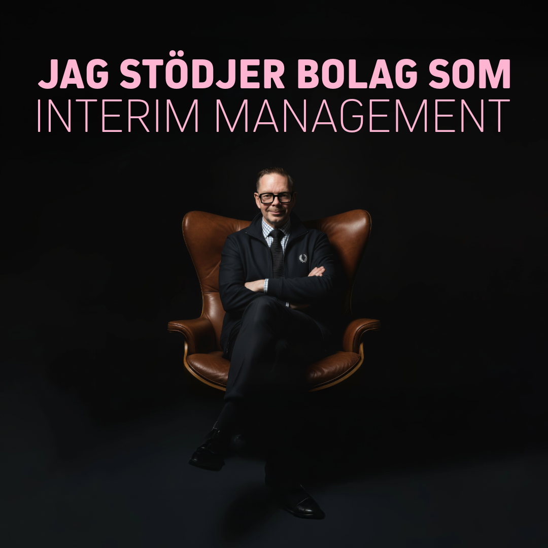 Man i kostym sitter i en läderfåtölj med texten 'Jag stödjer bolag som interim management' ovanför.