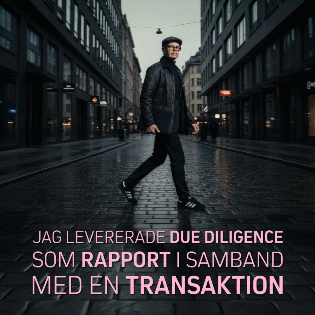 Man i svart klädsel som går på en gata med en laptop under armen i en stadsmiljö.