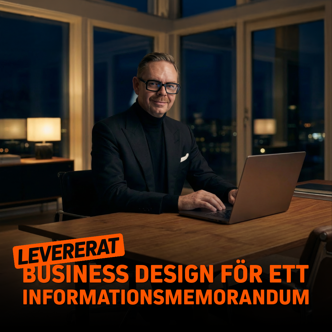 Man i svart kavaj och glasögon sitter vid ett skrivbord med en laptop, med texten 'Levererat Business Design för ett Informationsmemorandum'.