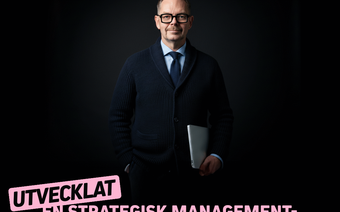 Man i kostym med glasögon står med en laptop i handen framför en mörk bakgrund. Texten 'UTVECKLAT EN STRATEGISK MANAGEMENT-PRESENTATION' är synlig.