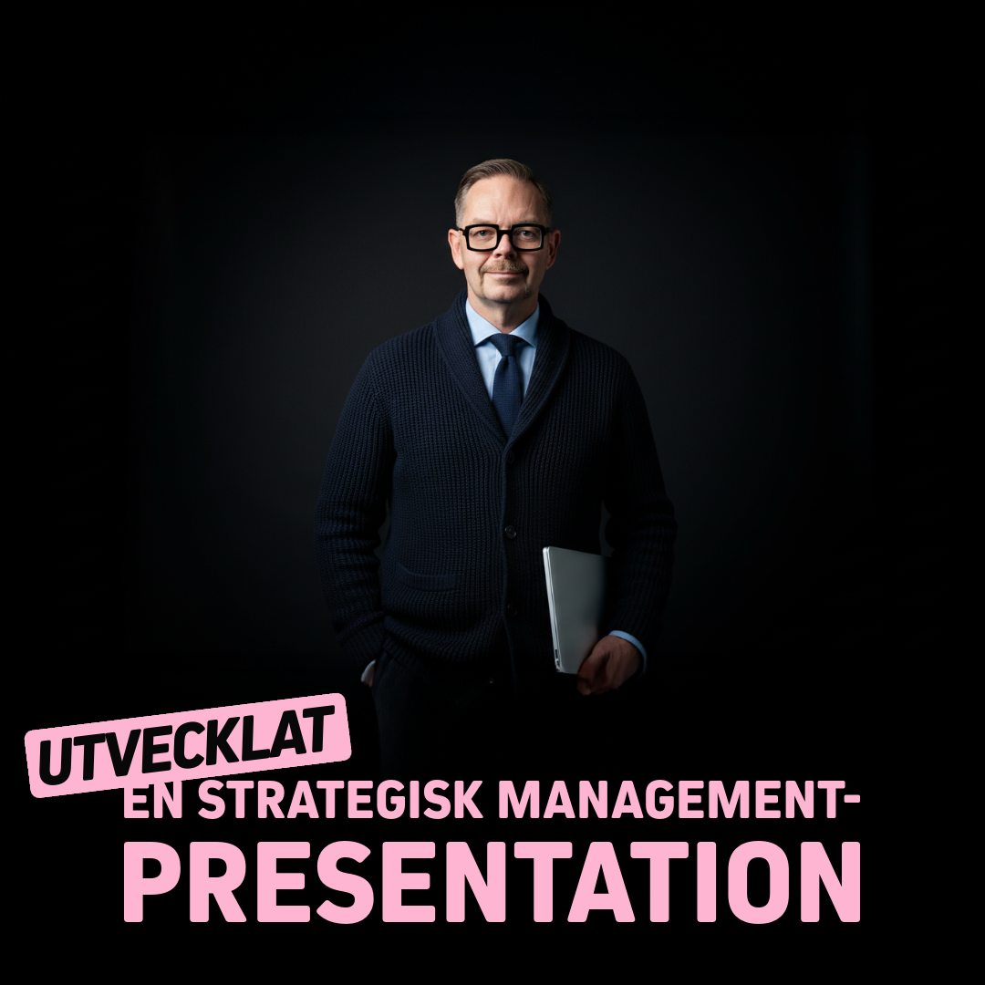 Man i kostym med glasögon står med en laptop i handen framför en mörk bakgrund. Texten 'UTVECKLAT EN STRATEGISK MANAGEMENT-PRESENTATION' är synlig.