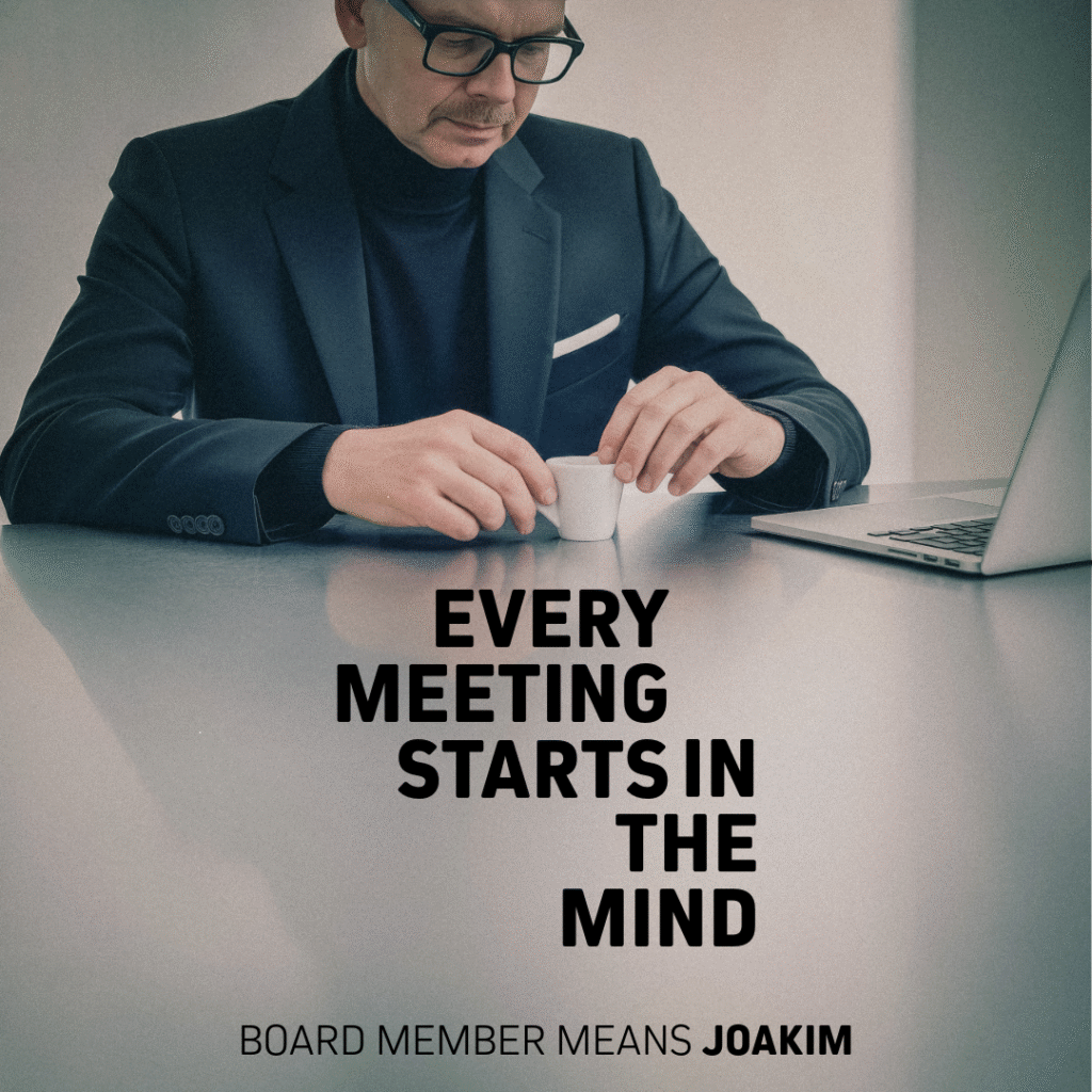 Man i svart kavaj och glasögon som sitter vid ett bord med en laptop och en kaffekopp, med texten 'Every meeting starts in the mind'.