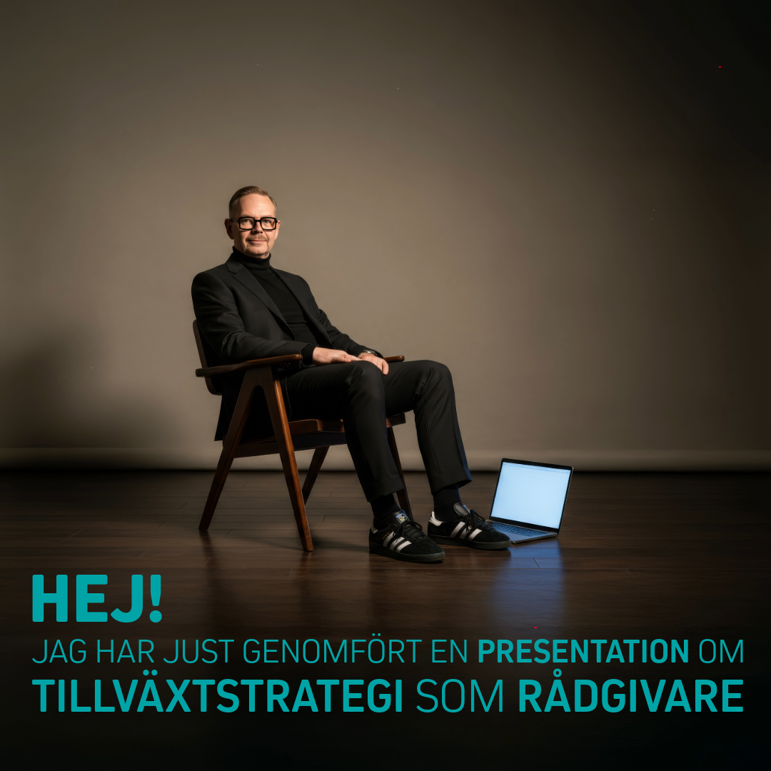 Man i svart kostym sitter på en stol med en laptop framför sig efter en presentation om tillväxtstrategi.