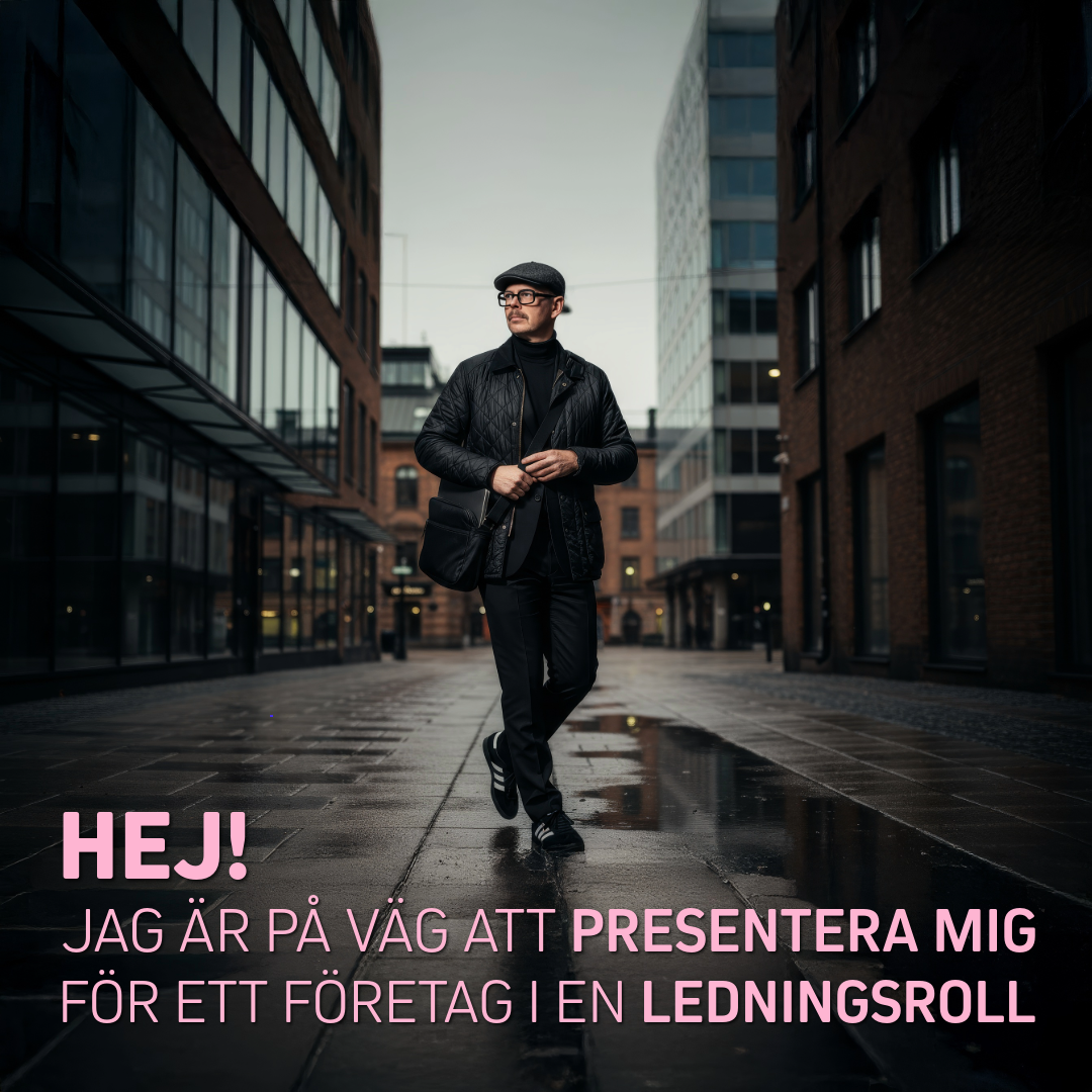 En man klädd i svart jacka och byxor går på en gata med moderna byggnader i bakgrunden.