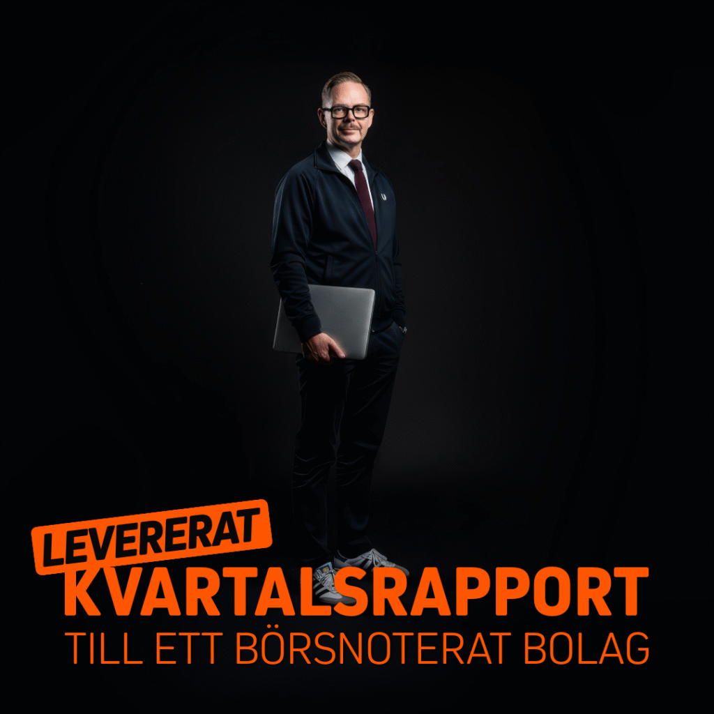 Man i svart jacka som håller en laptop och står framför en mörk bakgrund med texten 'Levererat kvartalsrapport till ett börsnoterat bolag'.