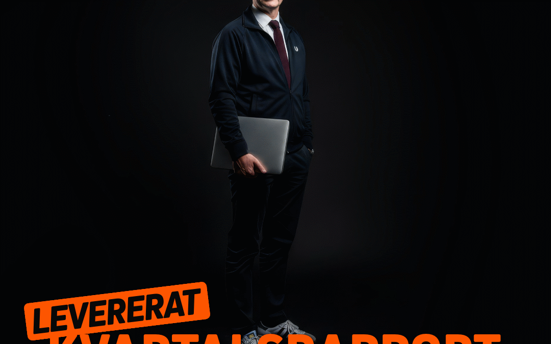 Man i svart jacka som håller en laptop och står framför en mörk bakgrund med texten 'Levererat kvartalsrapport till ett börsnoterat bolag'.