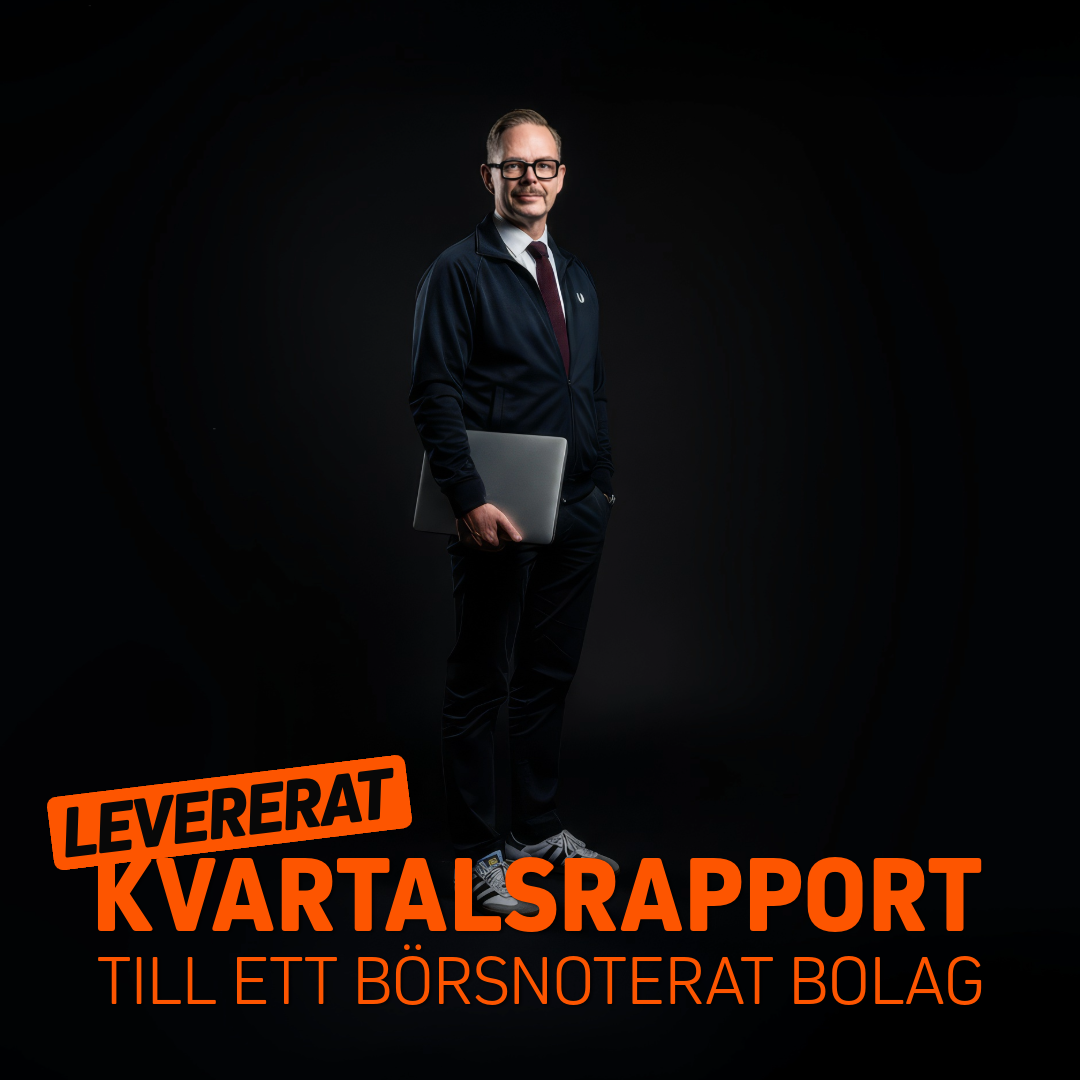 Man i svart jacka som håller en laptop och står framför en mörk bakgrund med texten 'Levererat kvartalsrapport till ett börsnoterat bolag'.
