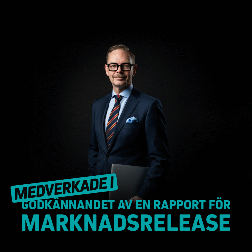 Man i kostym med glasögon som står med en laptop och tittar mot kameran, med text om marknadsrelease.