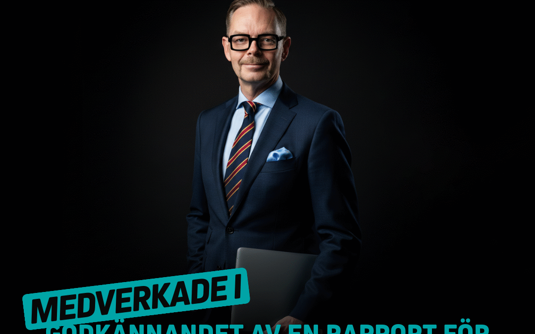 Man i kostym med glasögon som står med en laptop och tittar mot kameran, med text om marknadsrelease.