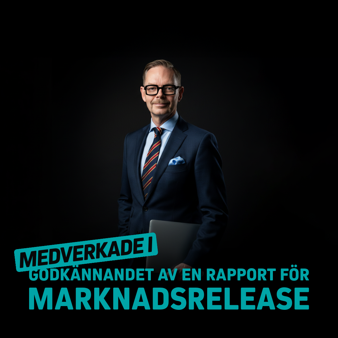 Man i kostym med glasögon som står med en laptop och tittar mot kameran, med text om marknadsrelease.