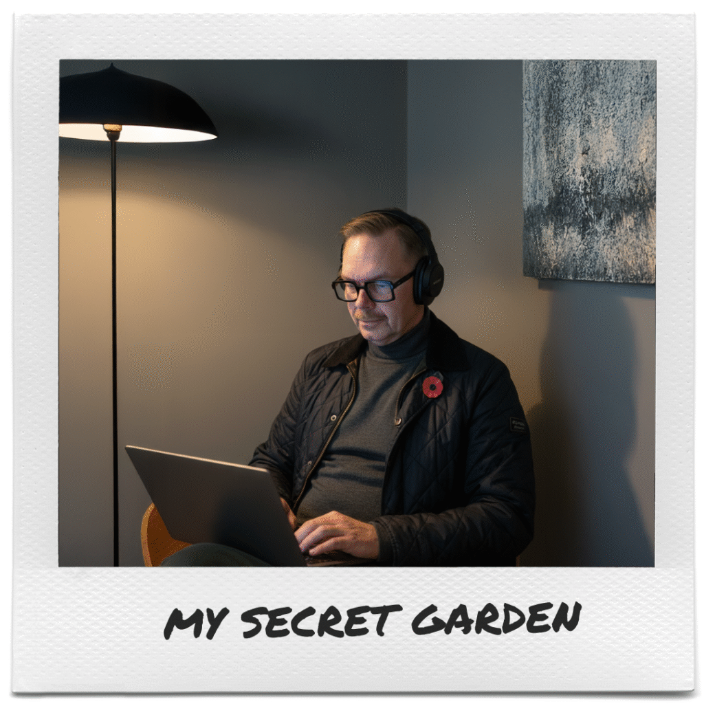 Man med hörlurar som arbetar på en laptop i en inbjudande miljö med mjukt ljus.