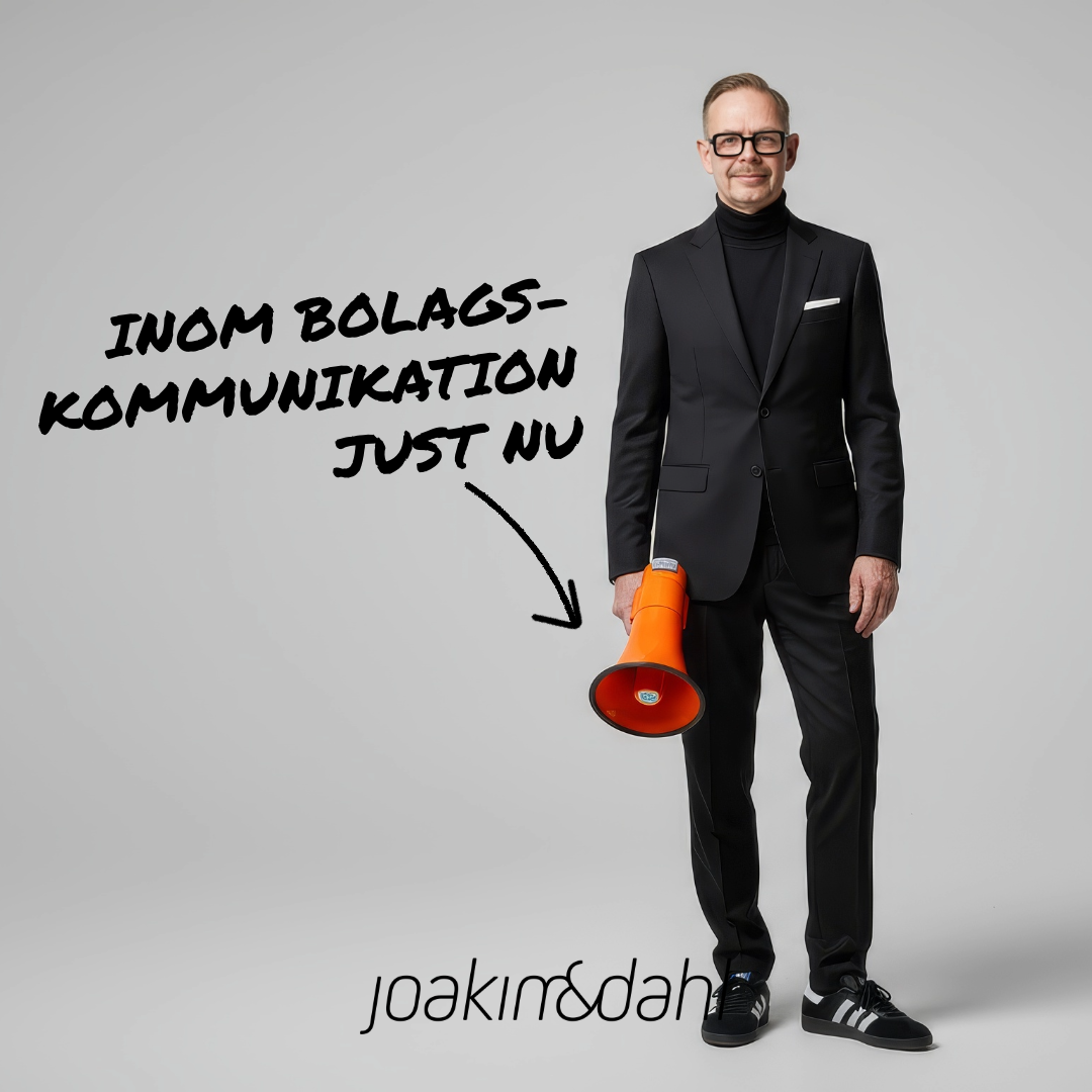 Man i svart kostym med megafon som står framför en neutral bakgrund, med texten 'inom bolagskommunikation just nu'.