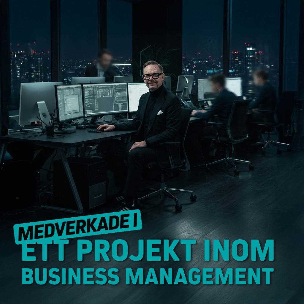 Man i kostym vid skrivbord med datorer i kontorsmiljö. Man i kostym sitter vid ett skrivbord med datorer i en kontorsmiljö med stadssilhuett i bakgrunden.