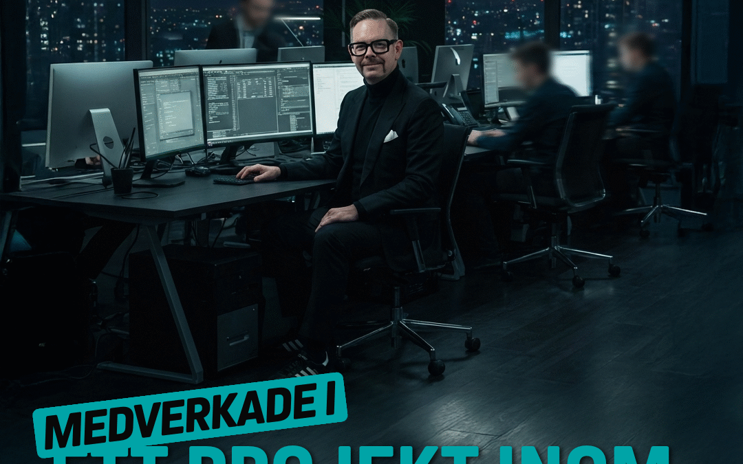 Man i kostym sitter vid ett skrivbord med datorer i en kontorsmiljö med stadssilhuett i bakgrunden.