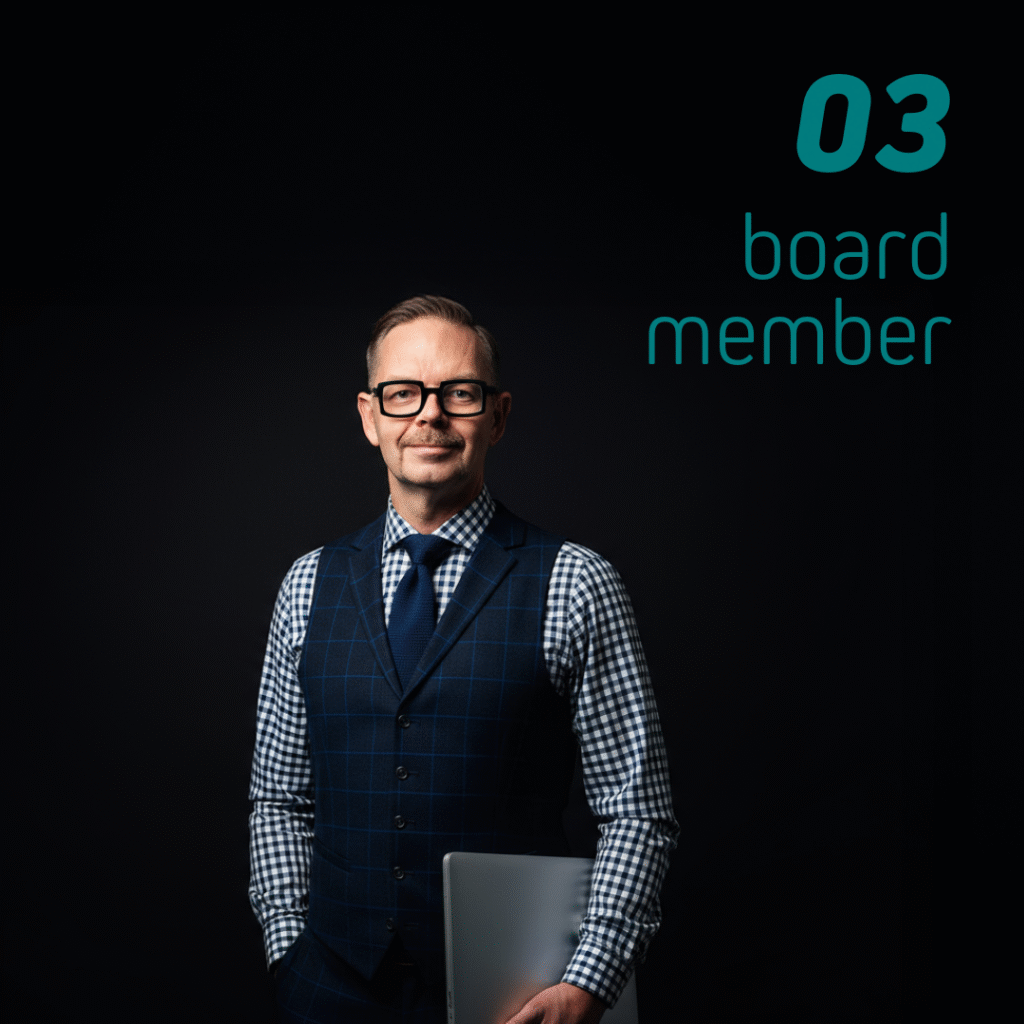 En man i kostym med en laptop, som står med ett professionellt uttryck. En man i väst och skjorta med glasögon, som står med en laptop i handen och har ett neutralt uttryck.