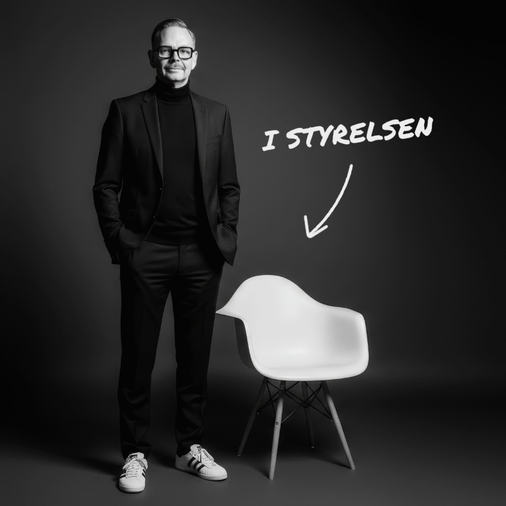 Man i kostym med svarta glasögon står bredvid en vit stol i minimalistisk stil. Texten 'I Styrelsen' syns i bilden.