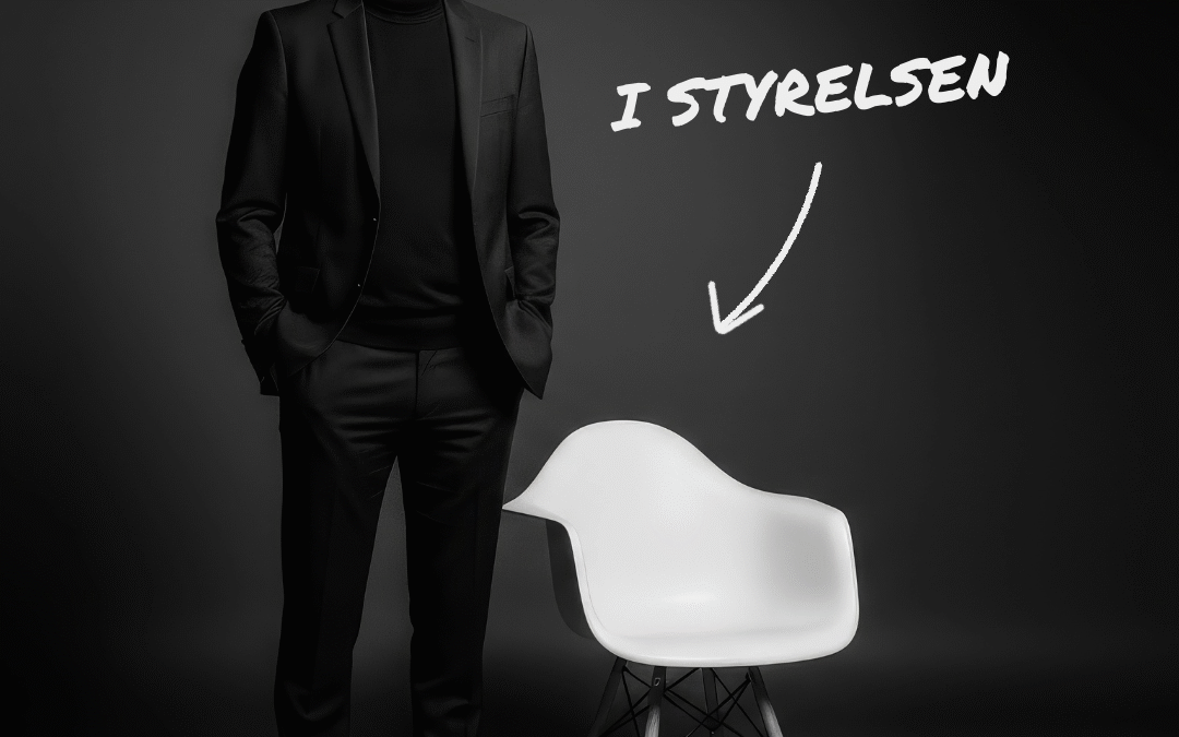 Man i kostym med svarta glasögon står bredvid en vit stol i minimalistisk stil. Texten 'I Styrelsen' syns i bilden.