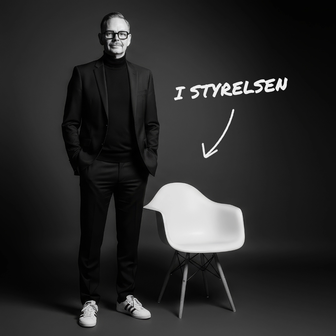 Man i kostym med svarta glasögon står bredvid en vit stol i minimalistisk stil. Texten 'I Styrelsen' syns i bilden.