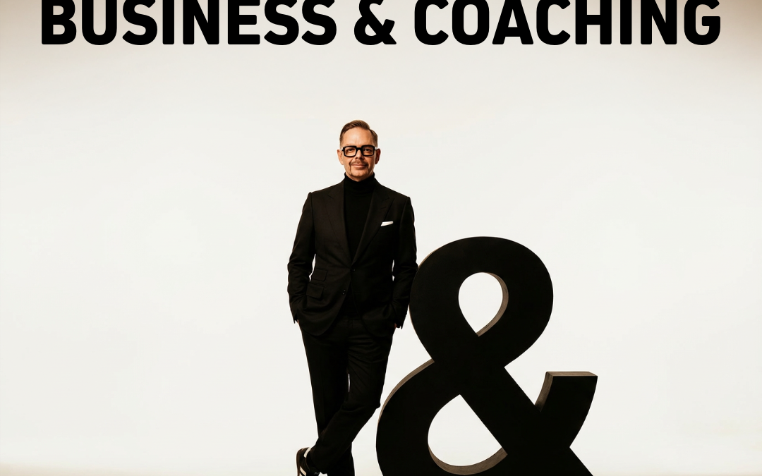 Person i svart kostym står bredvid en stor ampersand-symbol i en professionell miljö med texten 'Business & Coaching'.
