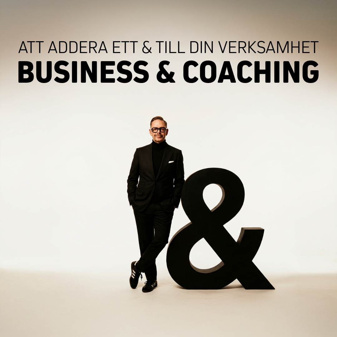 Person i svart kostym står bredvid en stor ampersand-symbol i en professionell miljö med texten 'Business & Coaching'.