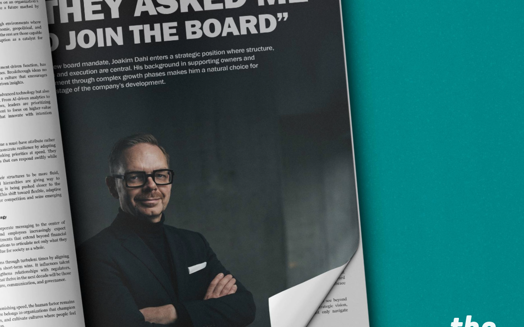 En tidning med en artikel om Joakim Dahl som styrelseledamot, med en bild av honom i svart kostym.